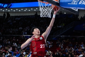 周琦已完成手术！媒体人：常规的结膜缝合恢复时间是2周左右