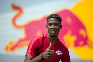 土耳其媒体：费内巴切正在与巴黎进行接触，有意27岁后卫穆杰莱