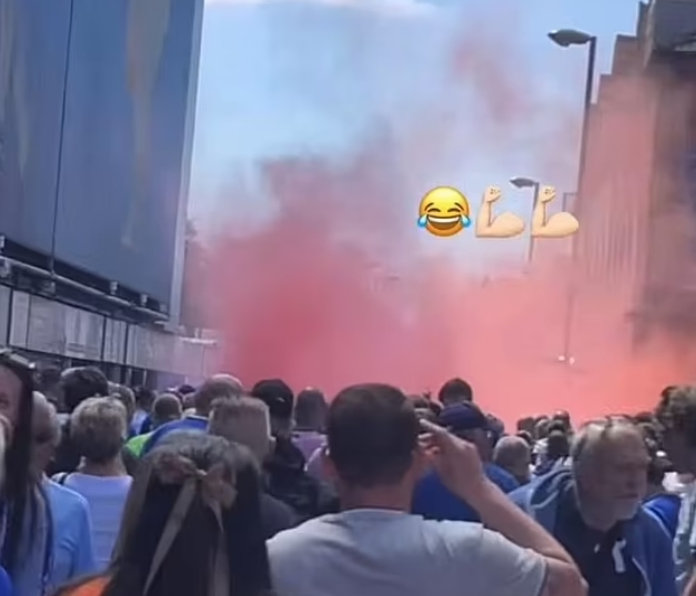 开云体育网址-英媒：埃弗顿主场外飘起红色烟火，疑似是利物浦球迷报复行为