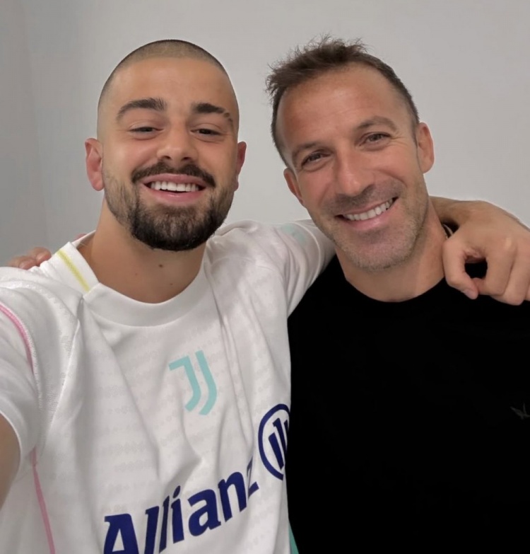 开云体育官网-热格罗瓦体检偶遇皮耶罗，社媒激动分享与传奇合影时刻